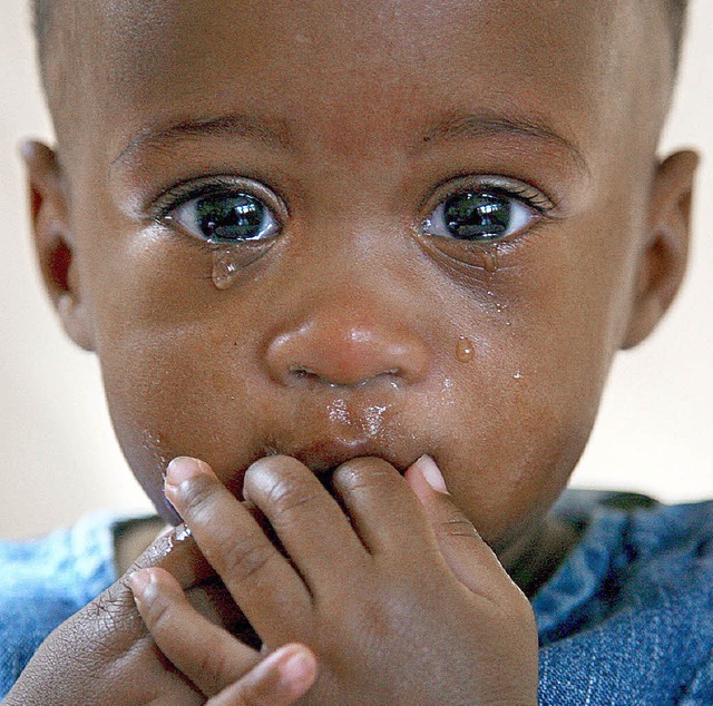 Dieser kleine Junge lebt in einem Wais.... Seine Eltern sind an Aids gestorben.  | Foto: dpa