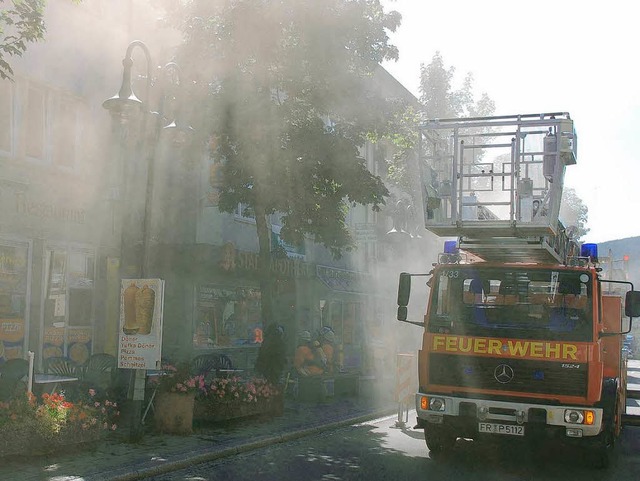 Dstere Stimmung herrschte whrend des Brandes in der Hauptstrae in Neustadt.  | Foto: Sebastian Barthmes