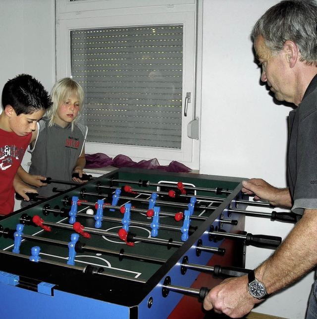 Wer schiet das nchste Tor? Ortsvorsteher Klaus Heimburger oder die Kinder?  | Foto: Killius