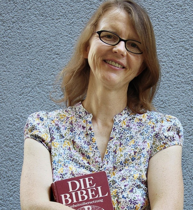 Mit der Bibel fest verbunden ist Jutta...hre Arbeitsgrundlage fr die Predigt.   | Foto: Ulrike Derndinger