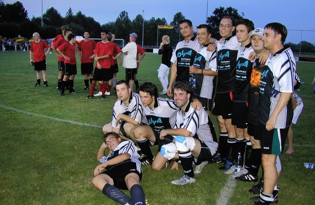 Erfolgreiche Sportwoche beim FC Weiswe...nisclub, der in roten Trikots spielte.  | Foto: Ilona Hge