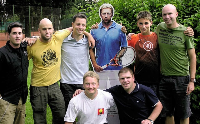 Die erste Herrenmannschaft vom Tennisc... Da staunt sogar  der Boris aus Pappe.  | Foto: Privat