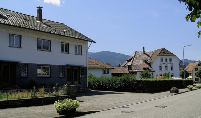 Hier in der Bahnhofstrae in Kirchzarten entsteht ein Wohn- und Geschftshaus.   | Foto: karlheinz scherfling