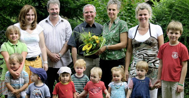 Die Erzieherin Elisabeth Krschel verl...hel und die Erzieherin  Petra Thierer.  | Foto: privat