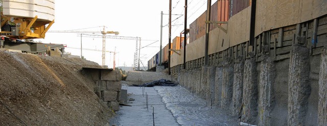 Die neue Rampe zum Bahnsteig in Eimeld...r alte Bahnhofsbrunnen aus Sandstein.   | Foto: Langelott