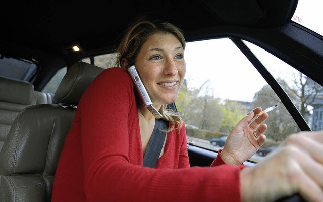 Snden am Steuer: Telefonieren im Auto...Fr die Zigarette droht kein Bugeld.   | Foto: dpa