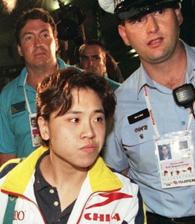 Die gedopte Schwimmerin Yuan Yuan wird 1998 abgefhrt 