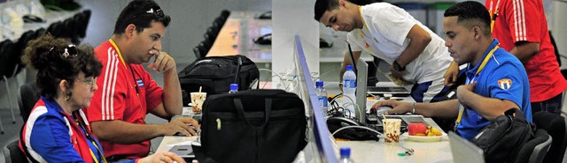 Journalisten im olympischen Pressezent...aber zu  vielen Seiten keinen Zugang.   | Foto: AFP