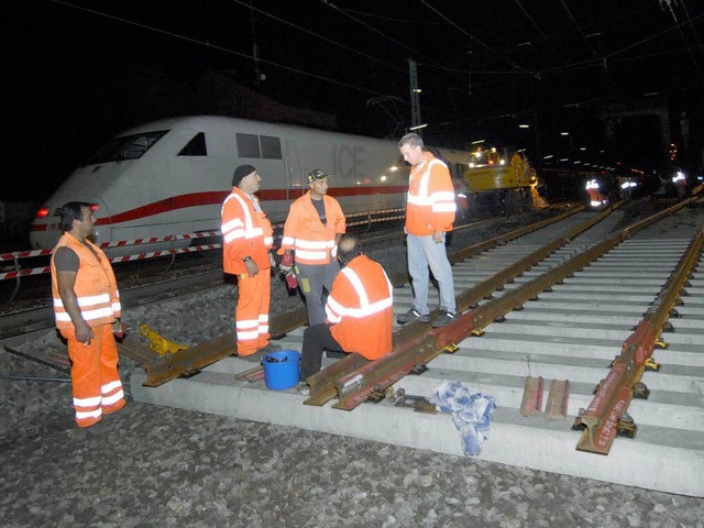 Nchtliche Gleisbauarbeit im Denzlinger Bahnhof, und der ICE rast vorbei.  | Foto: Markus Zimmermann-Drkop