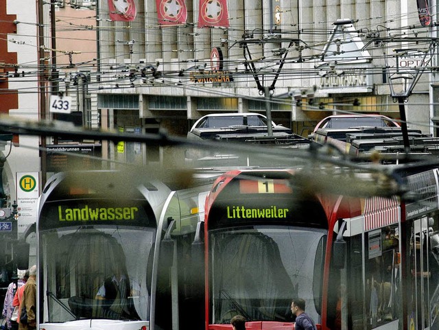 Die Bahnen der VAG in Aktion: Die Kund...h die Leistung ihrer Verkehrsbetriebe.  | Foto: Ingo Schneider