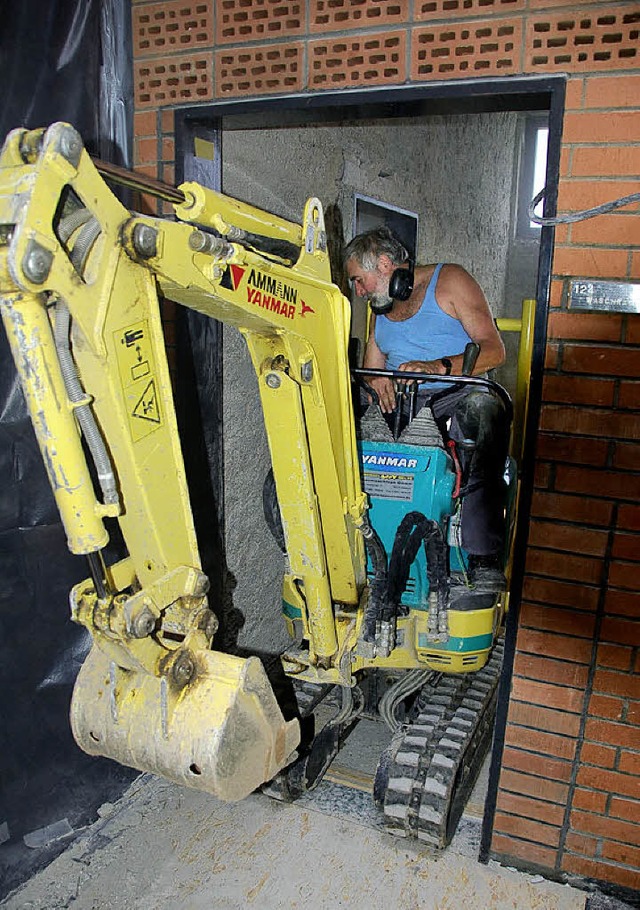 Ein kleiner Bagger auf dem Weg zum Waschraum   | Foto: S. Barthmes