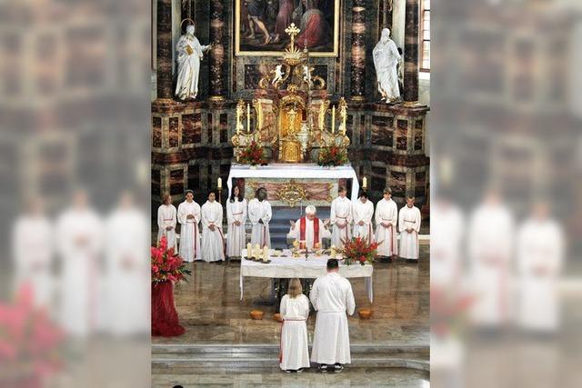 Erst wird in der Kirche, dann im Garten gefeiert