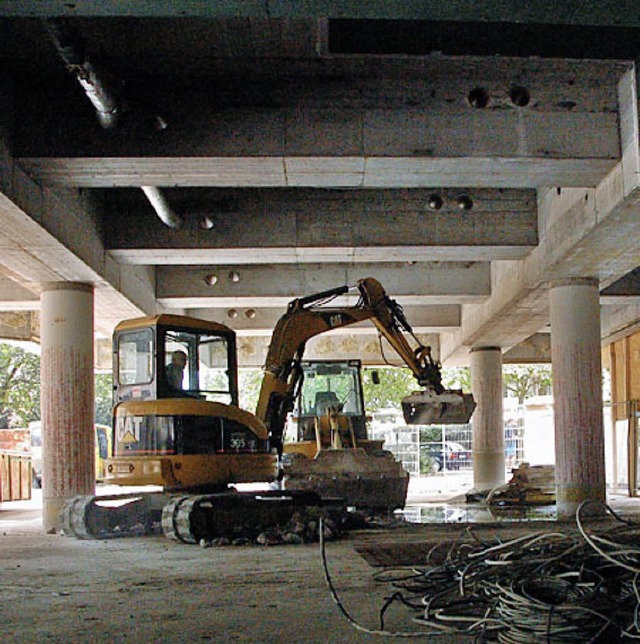 Nur die  Betonsulen unter dem Rathaus bleiben stehen. 