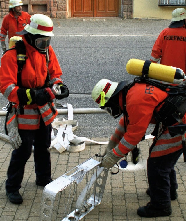 Die Feuerwehrabteilung Oberrotweil trainierte bei einer bung den Ernstfall. 