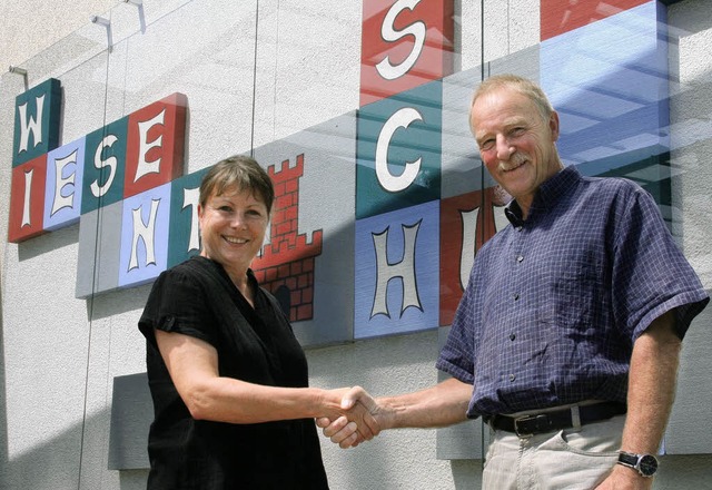 Rektor Gunter Halter heit die neue Ko...h gestaltete Schild Wiesentalschule.    | Foto: Marlies Jung-Knoblich