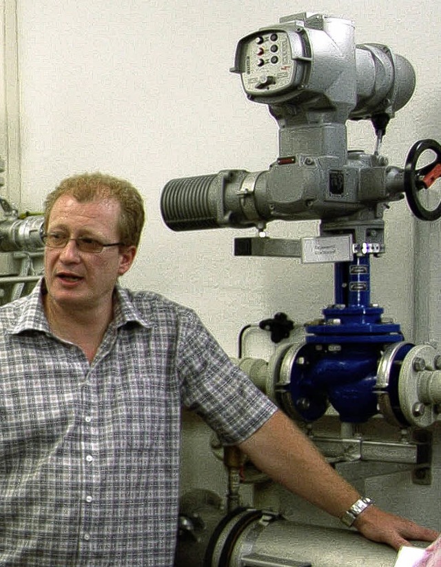 Wassermeister Ralf Maier zeigt den Hochbehlter.   | Foto: Paul berger