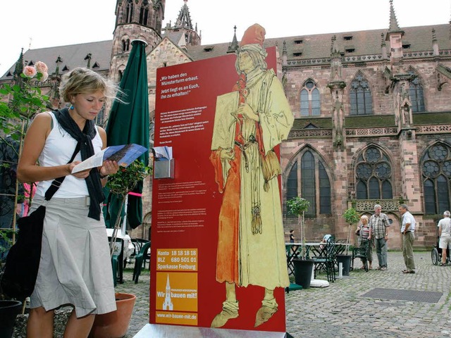Spendensammler aus Pappe werben fr den Turm aus Buntsandstein.  | Foto: Rita Eggstein