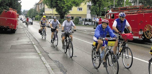 Bei nasskaltem Wetter waren die Sirene...llkommenen Motivation fr die Radler.   | Foto: HUBER