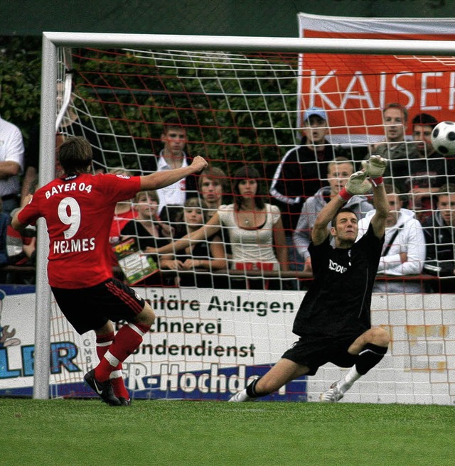 Patrick Helmes von Leverkusen erzielt gegen Simon Pouplin das 1:0. 