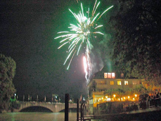 Feuerwerk am 1. August ber der alten Rheinbrcke  zwischen beiden Rheinfelden.  | Foto: Vollmar