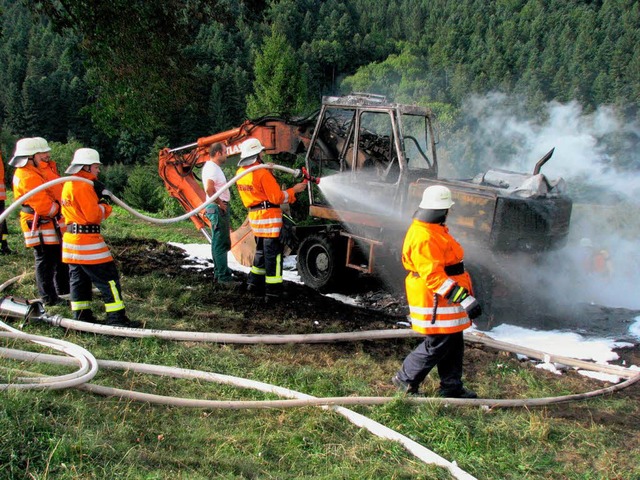 Ein Bagger brannte am Samstag im Wald ...euerwehr war vier Stunden im Einsatz.   | Foto: monika Rombach