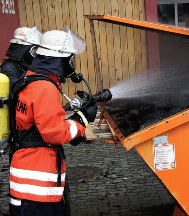 <Bildtext>Feuerwehrleute unter Atemsch... brennenden Mllcontainer</Bildtext>.   | Foto: Michael Raab