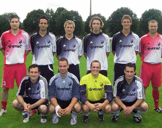 Spielertrainer Jens Lupberger (hinten ...orne von links) im Kader des FC Wehr.   | Foto: Jrn Kerckhoff