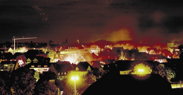 Gespenstische Szenerie: Von der Anhhe...nachgestellten Stadtbrandes getaucht.   | Foto: Sigwart