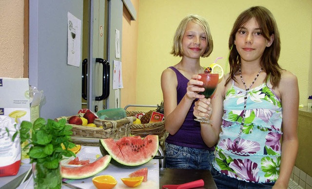 Valerie und Laura, die  am Cocktail-Ku...hmen, prsentieren  ihre Kreation.      | Foto: Lena Weitz