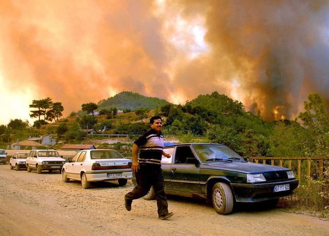 Hunderte Dorfbewohner brachten sich seit Freitag vor den Flammen in Sicherheit.   | Foto: AFP