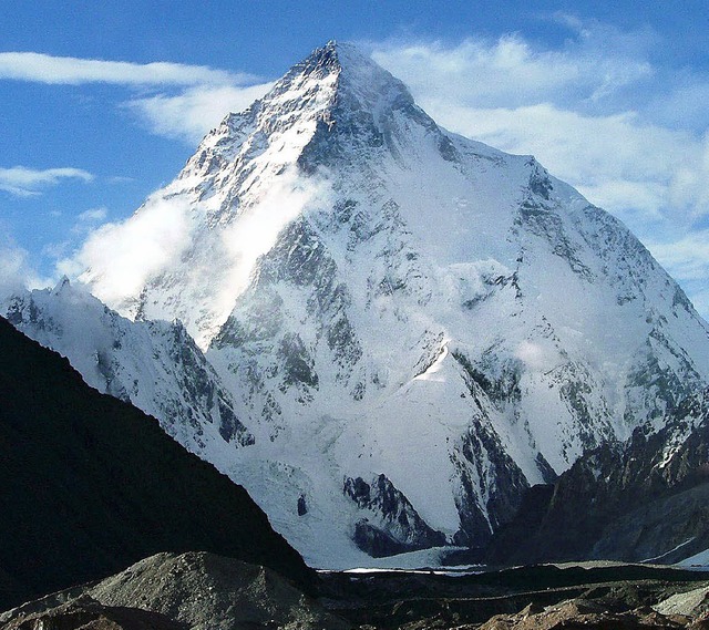 Der schroff aufragende K2  gilt als sc...nennen ihn Chogori:  Knig der Berge.   | Foto: dpa
