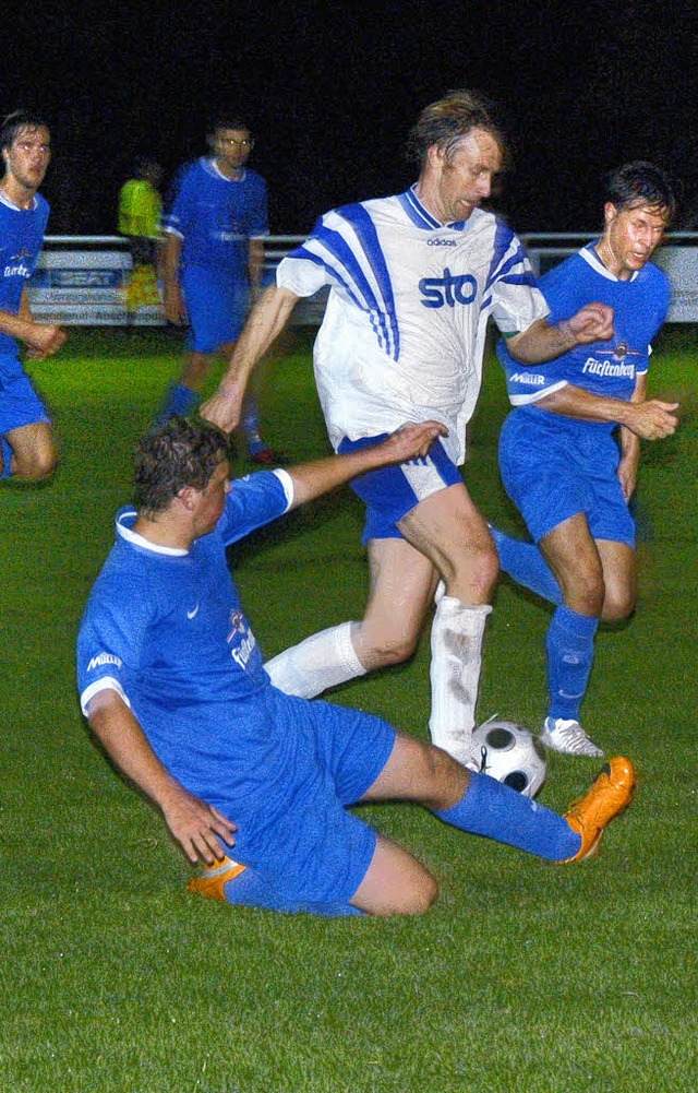 Die Landesligamannschaft des FV Donaue...k und siegte letztlich mit 2:1 Toren.   | Foto: Dietmar Noeske