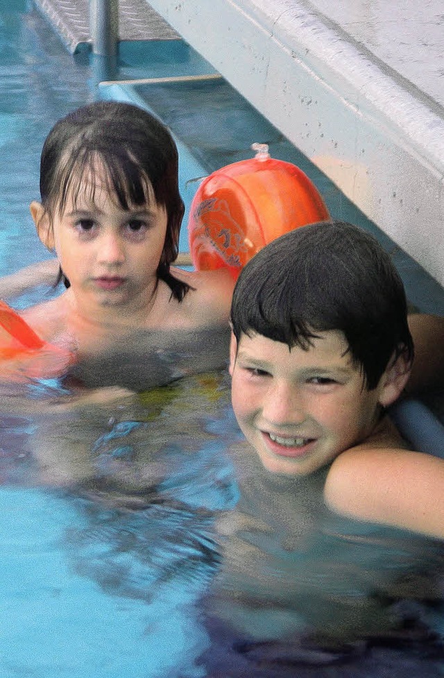 Auch diese beiden Wasserratten hatten...-Nachtschwimmen im Bötzinger Freibad. | Foto: Tina Lindemann Auch diese beiden Wasserratten hatten...-Nachtschwimmen im Bötzinger Freibad. | Foto: Tina Lindemann