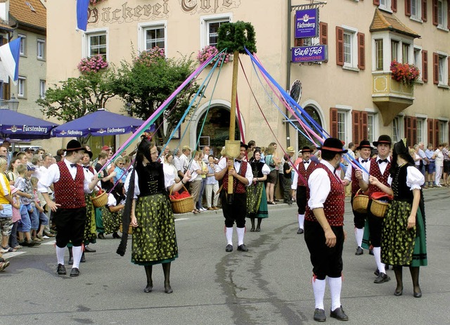 <Bildtext>Die Trachtentanzgruppe aus B...den Umzug beim Lffinger Stdtlefest.   | Foto: Liane Schilling