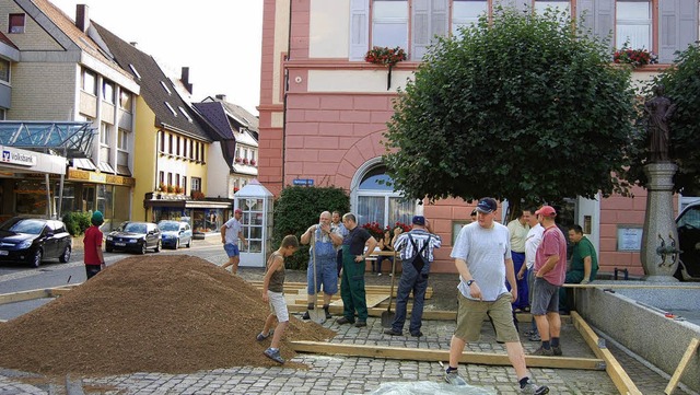 16 Tonnen Sand hat der Musikverein Rei... dem Lffinger Rathausplatz verteilt.   | Foto: Privat