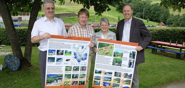 Info-Tafeln   ber  den Gletscherkesse...en Bernhard Seger bei  der bergabe.    | Foto: Karin  Maier