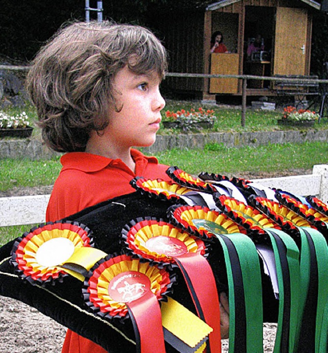 Versiert trug der siebenjährige Darius...chleifen&#8220; zu den Siegerehrungen. 