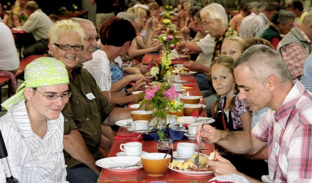 <Bildtext>Guten Appetit: Volle Tische,...hof der Familie  Bauer am Sausenhard.   | Foto: Michael raab