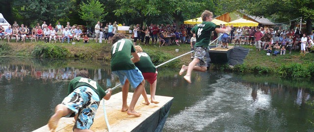 Das Tauziehen ber den Angelweiher war...ikampf im Rahmen des Backfischfestes.   | Foto: Dieter Fink