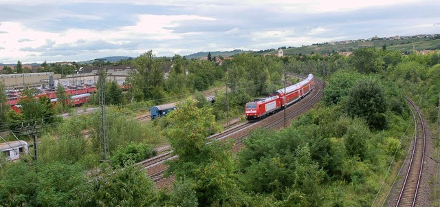 stlich der Haupttrasse (mit Zug) fhr... herum zurck auf dem Rangierbahnhof.   | Foto: BRANDL