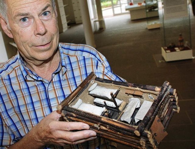 Werner Jdicke mit dem &#8222;Holzbunk...ater fr ihn im Krieg  gefertigt hat.   | Foto: Gertrude Siefke