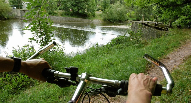 Am Stettener Wehr gibt fr Radfahrer k...urchkommen. Bald wird sich das ndern.  | Foto: arne bensiek