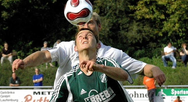 Ralf Wassmer (vorn) bietet mit dem FC ...bandspokal dem Bahlinger SC die Stirn.  | Foto: Matthias Kaufhold