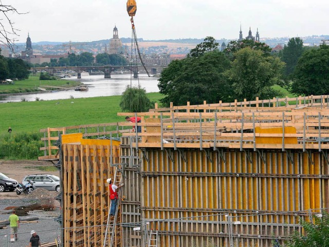 Die Brckenbaustelle in Dresden mit der Altstadt im Hintergrund.   | Foto: dpa