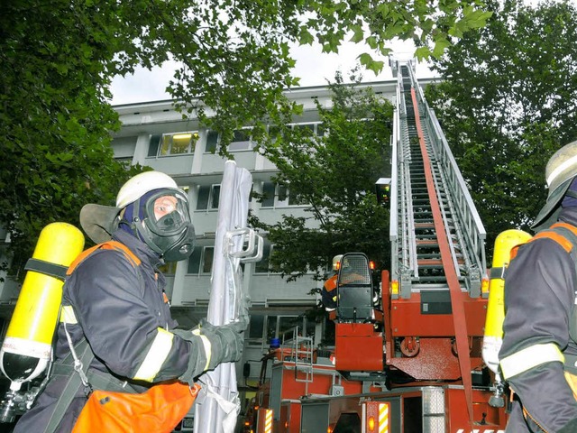 Rund 70 Feuerwehrleute probten im Gel... mit der Werksfeuerwehr den Ernstfall.  | Foto: Dieter Erggelet