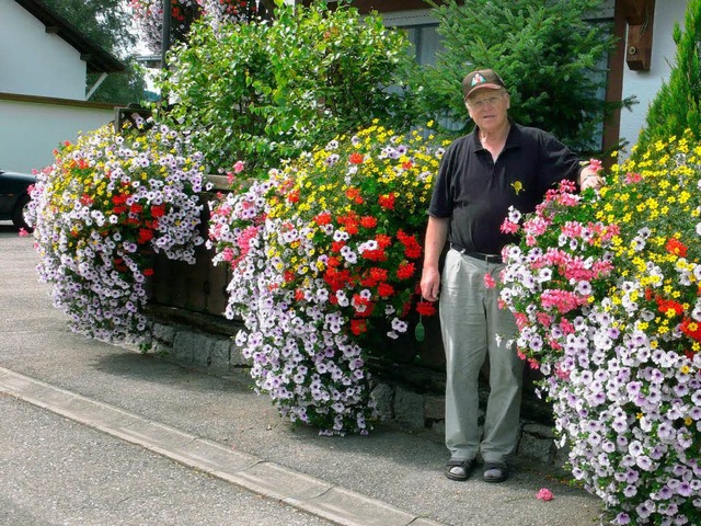 Manfred Schropp kann auf die Bltenflle in der Tat stolz sein.  | Foto: Wilfried Dieckmann