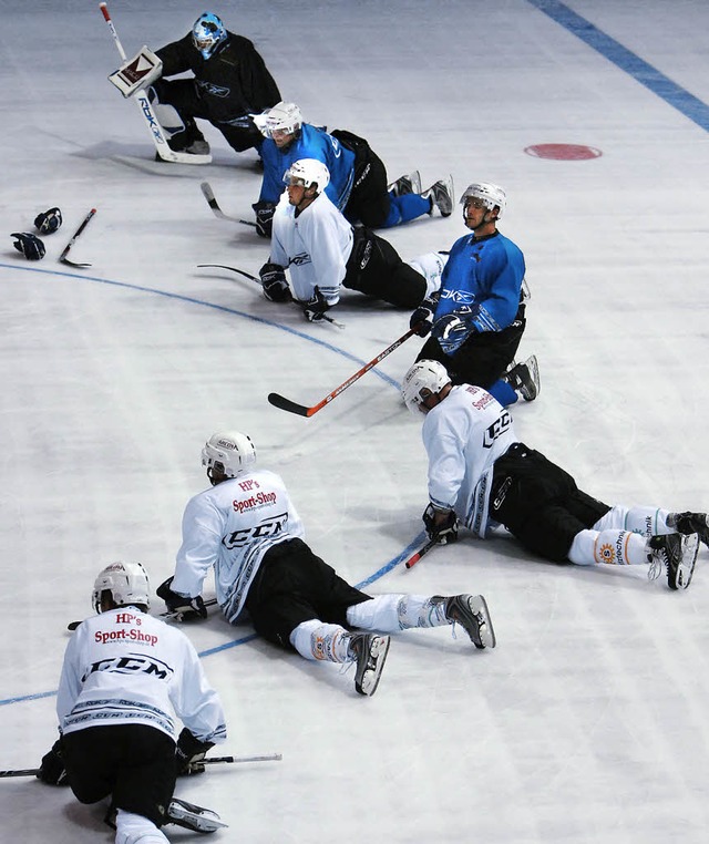 Lmmeln auf dnnem Eis: Die Schwenning...ten Training im Freiburger Eisstadion   | Foto: Patrick Seeger