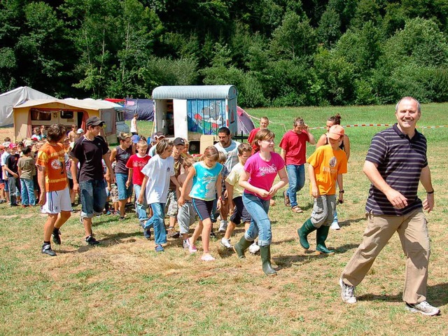 Ihm nach: Brgermeister Knig spendiert den Spieldorfbewohnern  ein Eis  | Foto: Nicolai Kapitz