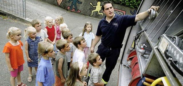 Die Kinder schauen interessiert zu, wi... <BZ-Seitenhinweis></BZ-Seitenhinweis>  | Foto: Christoph Breithaupt