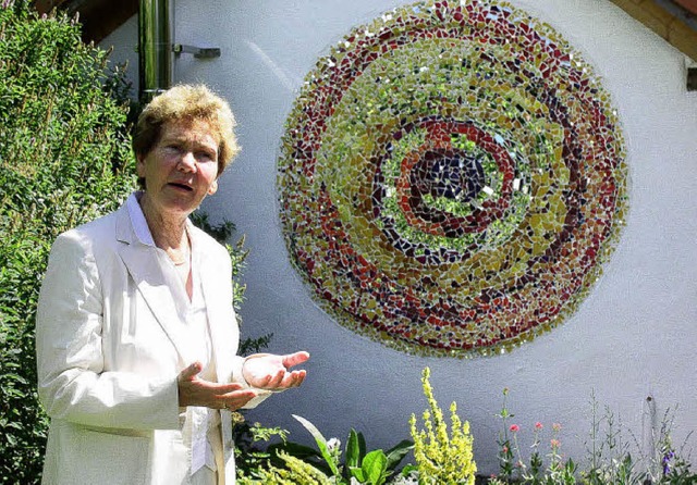 Brigitte Greim zeigte ihren Gsten bei...neue Mosaik an der Wand des Backhauses  | Foto: Karin Stckl-Steinebrunner